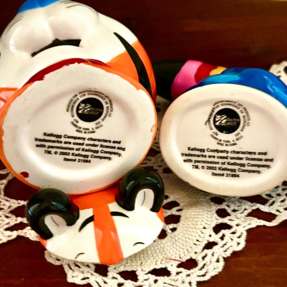 Tony the Tiger and Toucan Sam Kellogg's Cereal Suger, Milk Servers Y2K Porcelain - Picture 7 of 9